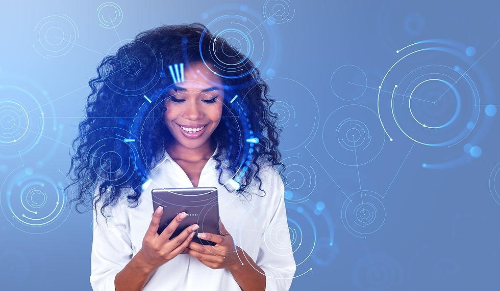 alegre-jovem-africana-com-interface-de-rede-tablet.jpg