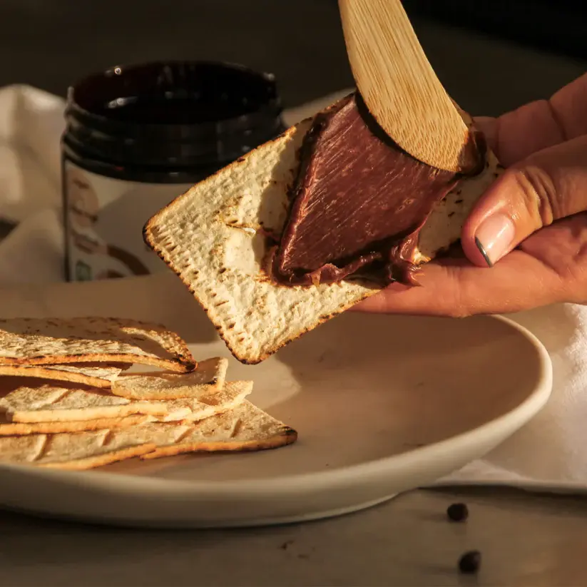 Thumbnail: chocolate spread over crackers