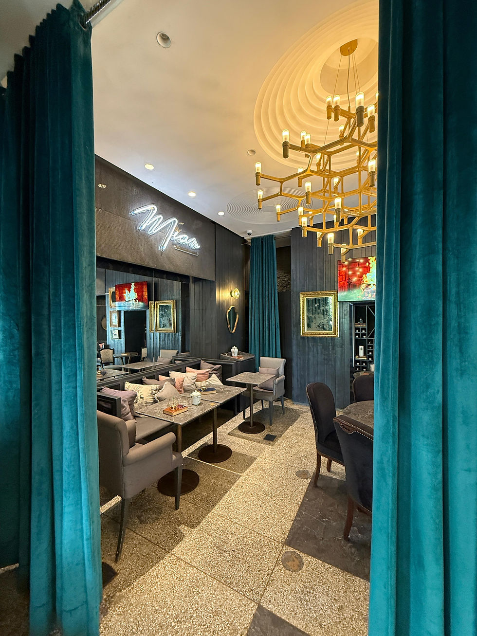 Le design de Miam allie modernité et convivialité : un espace lumineux, décoré avec goût, où le bois, les couleurs naturelles et les touches contemporaines créent une atmosphère accueillante