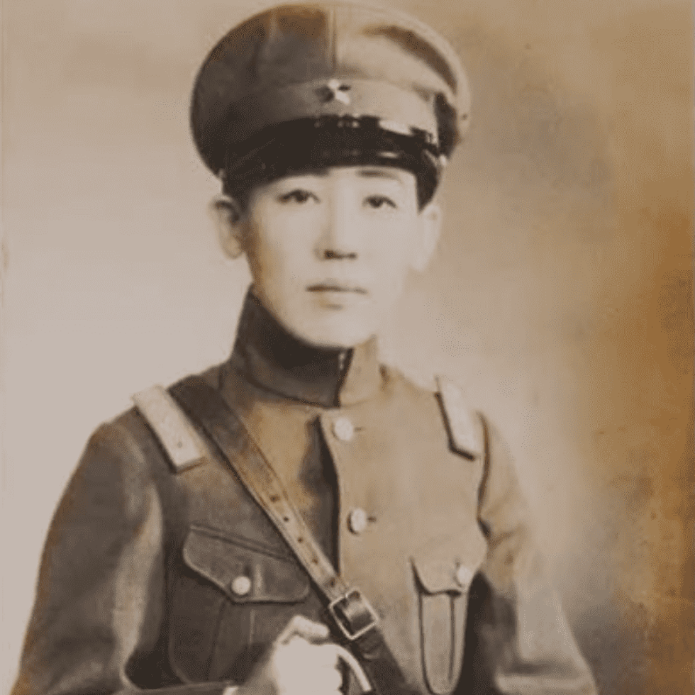Yoshiko Kawashima avec l’uniforme militaire du Mandchoukouo, années 1930.