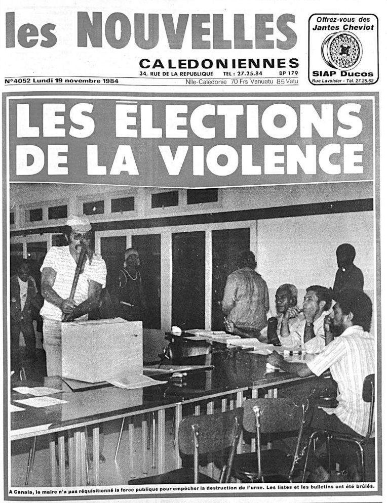Eloi Machoro brise une urne électorale, une des Nouvelles Calédoniennes, © Louise Takamatsu, 19 novembre 1984.