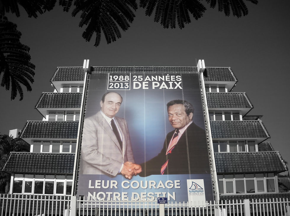 Célébration du vingt-cinquième anniversaire des accords de Matignon avec la poignée de main entre Jacques Lafleur (loyaliste) et Jean-Marie Tjibaou (indépendantiste), Nouméa, 2013.
