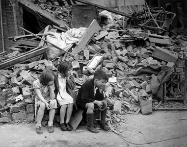 Des enfants lors du Blitz dans l’East End de Londres, New Times Paris Bureau Collection, septembre 1940.