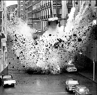 Explosion de la voiture de Luis Carrero Blanco, photographie anonyme, décembre 1973.