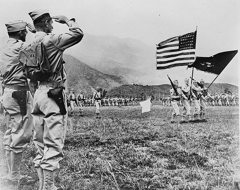 Revue des troupes avant l’embarcation aux îles Salomon, US Army, 1942-1945.