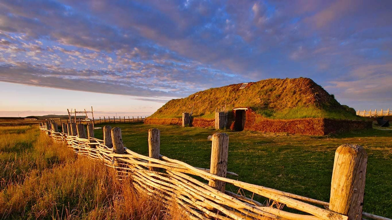 Le site de L'Anse aux Meadows au nord de Terre-Neuve, au Canada actuel. Photographie © Yves Marcoux.