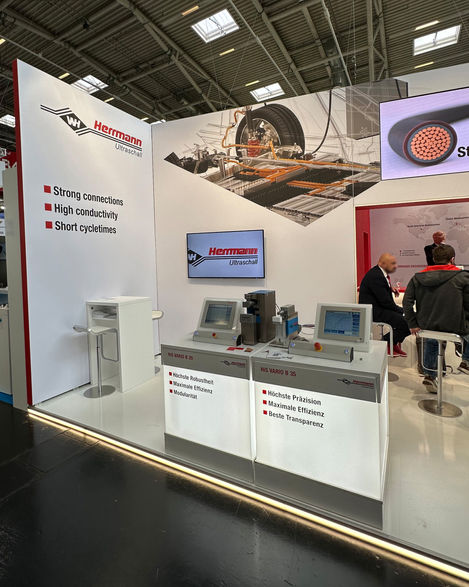 Ansicht des Messestandes für Herrmann Ultraschall auf der productronica 2023 in München.