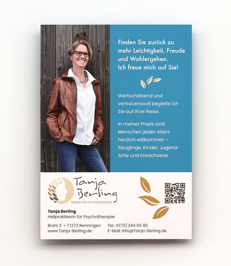 Rückseite des Flyers für die Praxis für Psychotherapie von Tanja Berling mit Kontaktinfos und QR Code, sowie einem Bild von der Therapeutin.