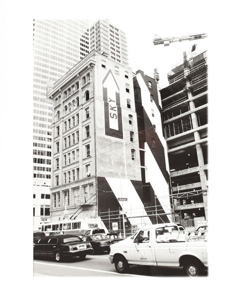 Fotoabzug in Schwarz-Weiß eines grafisch auffallenden Gebäudes in San Francisco