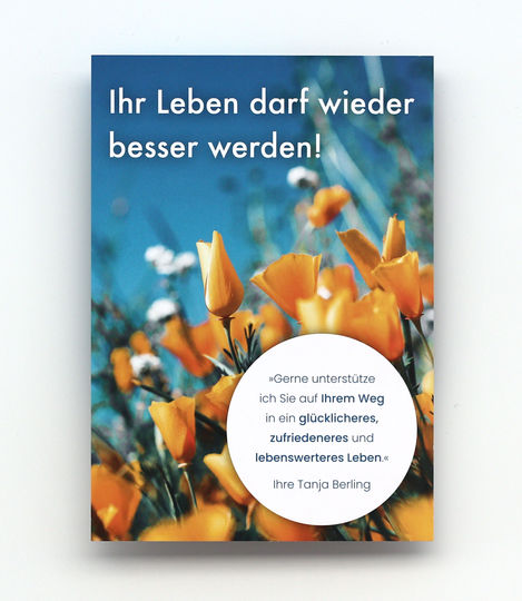 Vorderseite Flyer DIN A6 mit dem Titel "Ihr Leben darf wieder besser werden" und einem stimmungsvollen Blumenbild in den Farben orange und blau (Himmel).