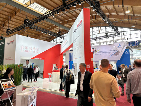 Ansicht des Messestandes für Herrmann Ultraschall auf der Fakuma 2023 in Friedrichshafen.