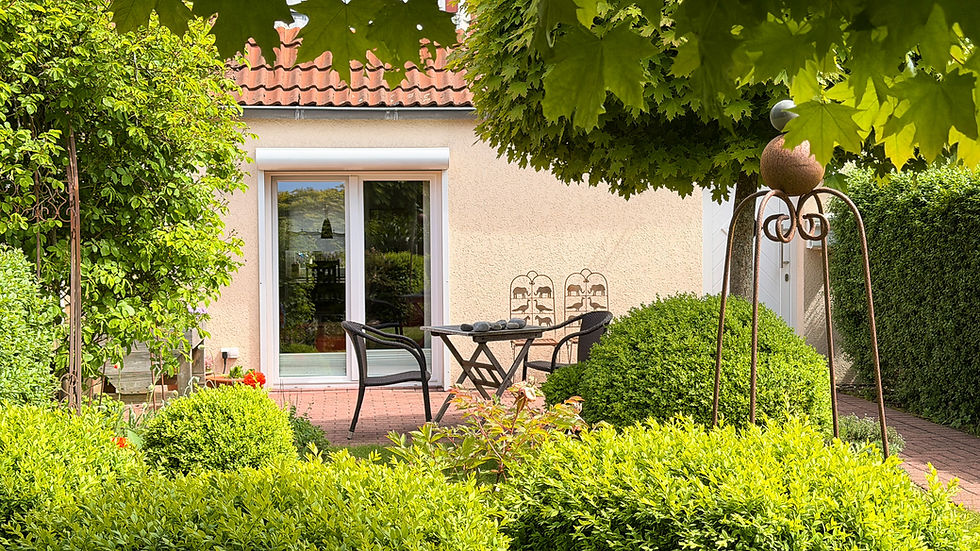 Geschützte Terrasse mit liebevoll angelegtem Garten