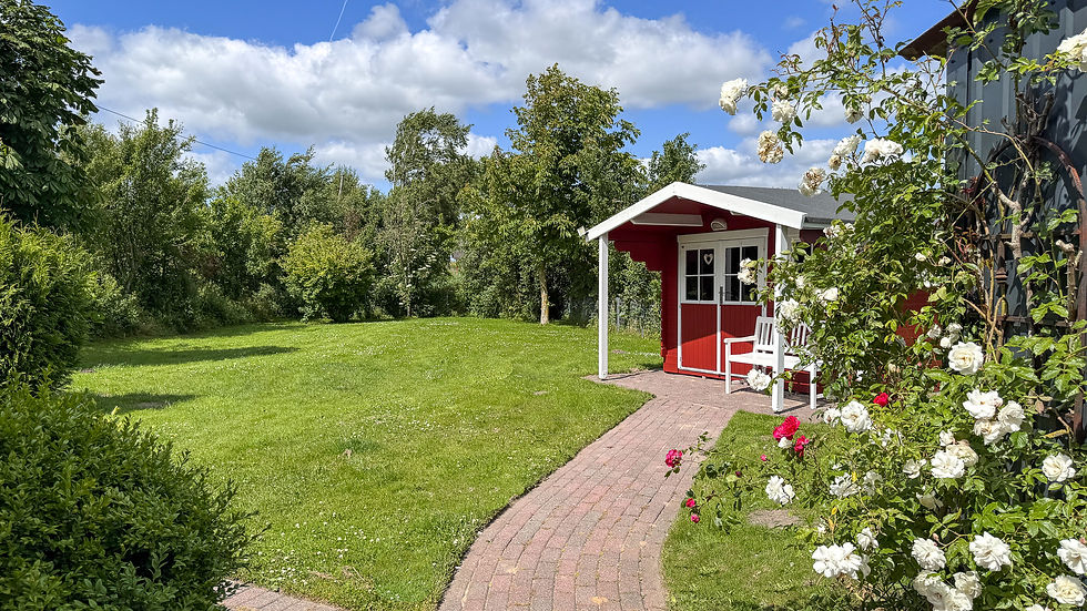 Großes Grundstück mit schönem angelegtem Garten, Schwedenhütte und Werkstatt.