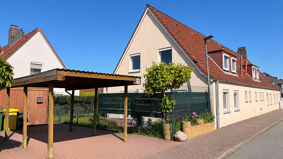 Hausansicht mit Carport