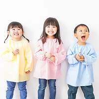歯磨きする幼稚園児