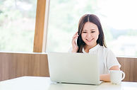 電話する女性