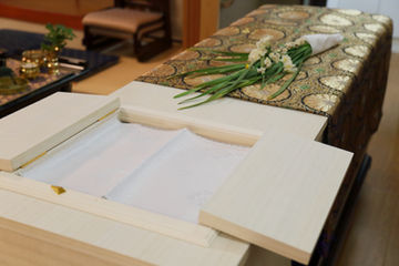 蓋を開いたお棺