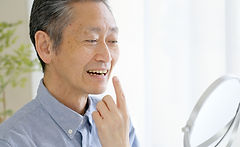 口元を気にする男性
