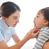 子どもの口の中を見る歯科衛生士