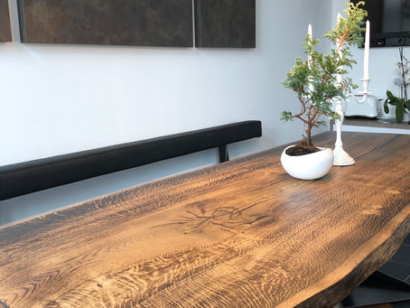 Brandeichenplatte mit Sitzgruppe im Geometik Design