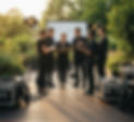 “Equipo de producción coordinando un evento corporativo al aire libre durante el montaje”