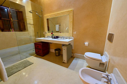 bagno-con-pavimento-e-pareti-in-tadelakt.jpg