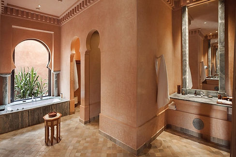 Bagno-in-tadelakt-rosso-e-marmo-1030x687.jpg