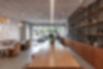 HOBBY CAFETERIA DE ESPECIALDIAD CAFE Y AMIGOSCHACARITA CUPLA ARQUITECTURA MESA COMUNITARIA MADERA MACIZA ARTEFACTO LUZ LINEA Y COLGANTES ESTANTERIA DE CHAPA GALVANIZADA Y MADERA