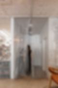 HOBBY CAHOBBY CAFETERIA DE ESPECIALDIAD CAFE Y AMIGOSCHACARITA CUPLA ARQUITECTURA LUCIA VALLVE ARQUITECTA ATRAVESANDO CORTINA METALICA