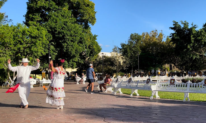 Dancers in Valladolid at Parque Principal Francisco Canton Rosado