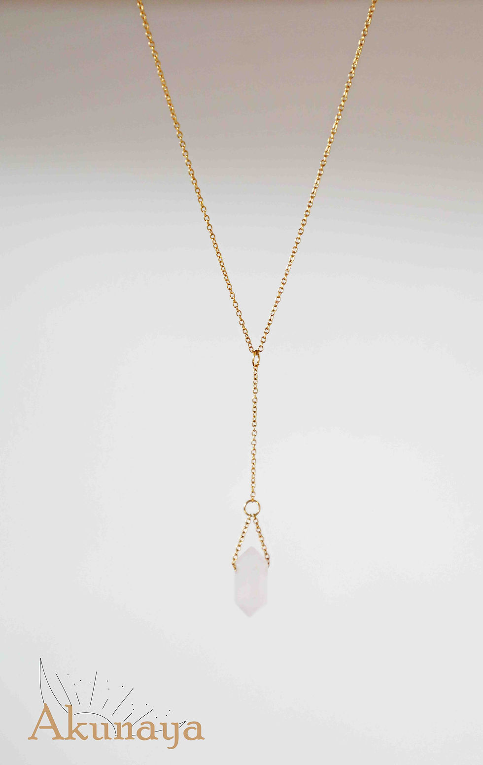 Collar dorado con cuarzo blanco