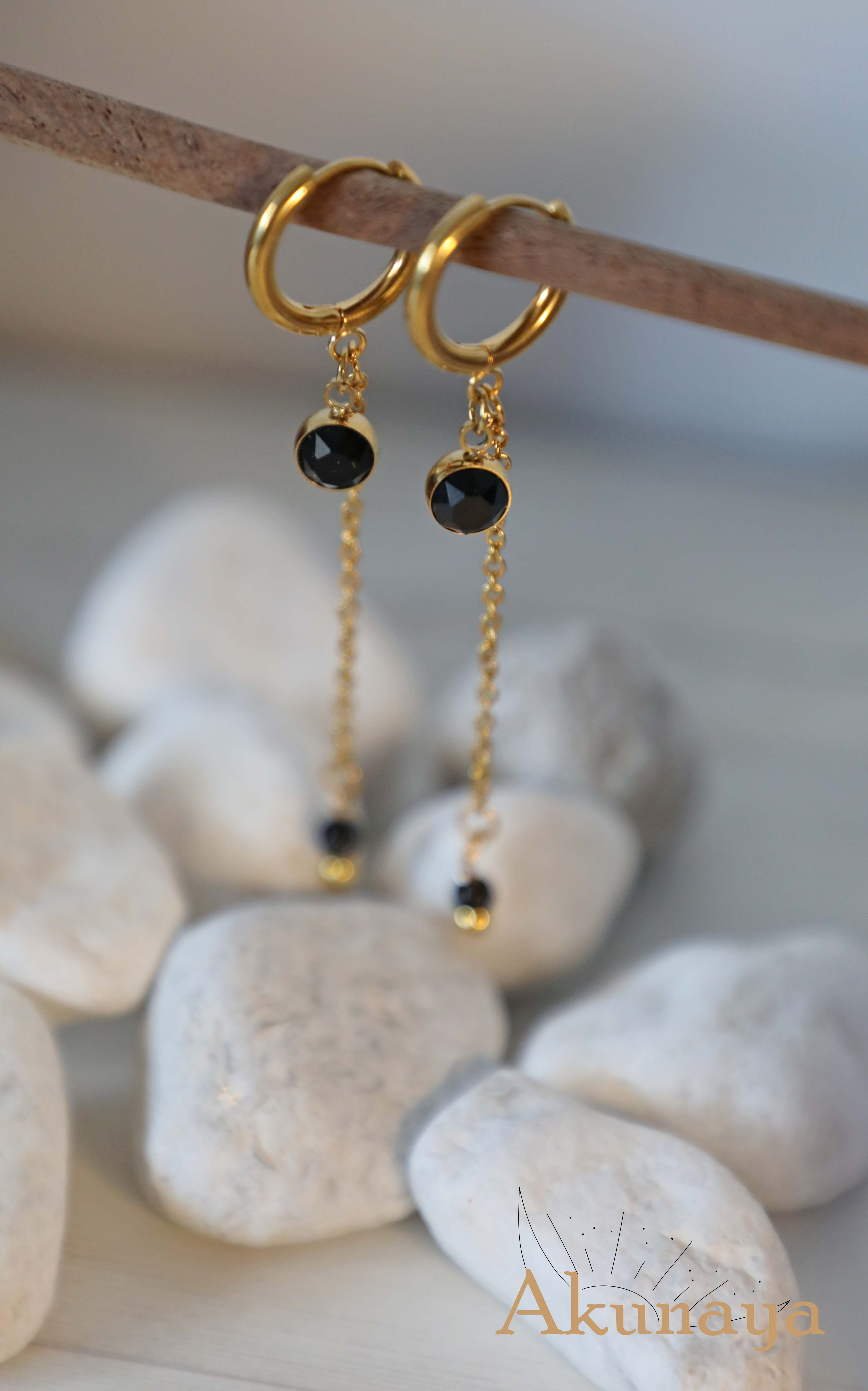 Pendientes dorados con onix negro