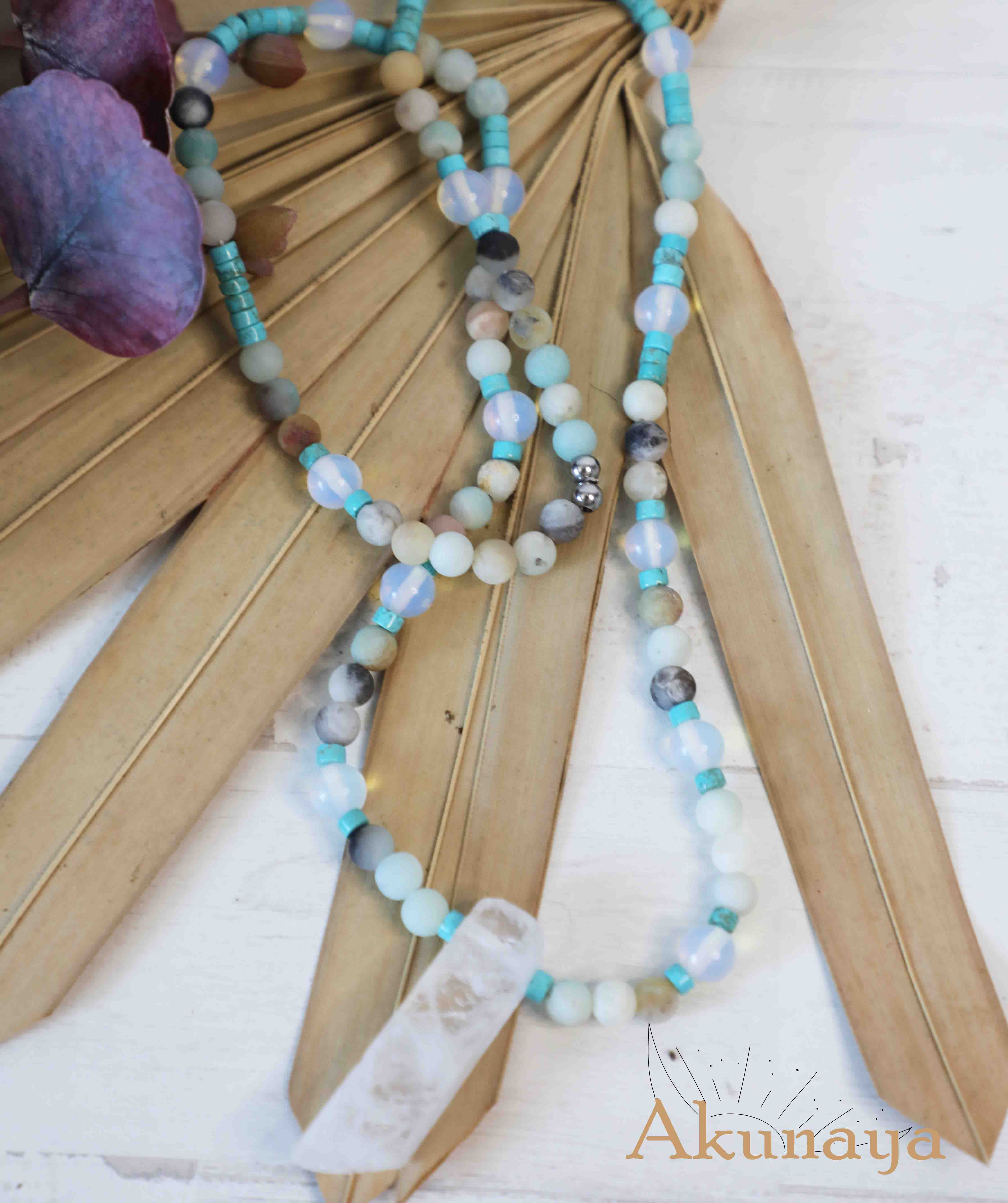 Collar con piedras preciosas turquesas y blancas