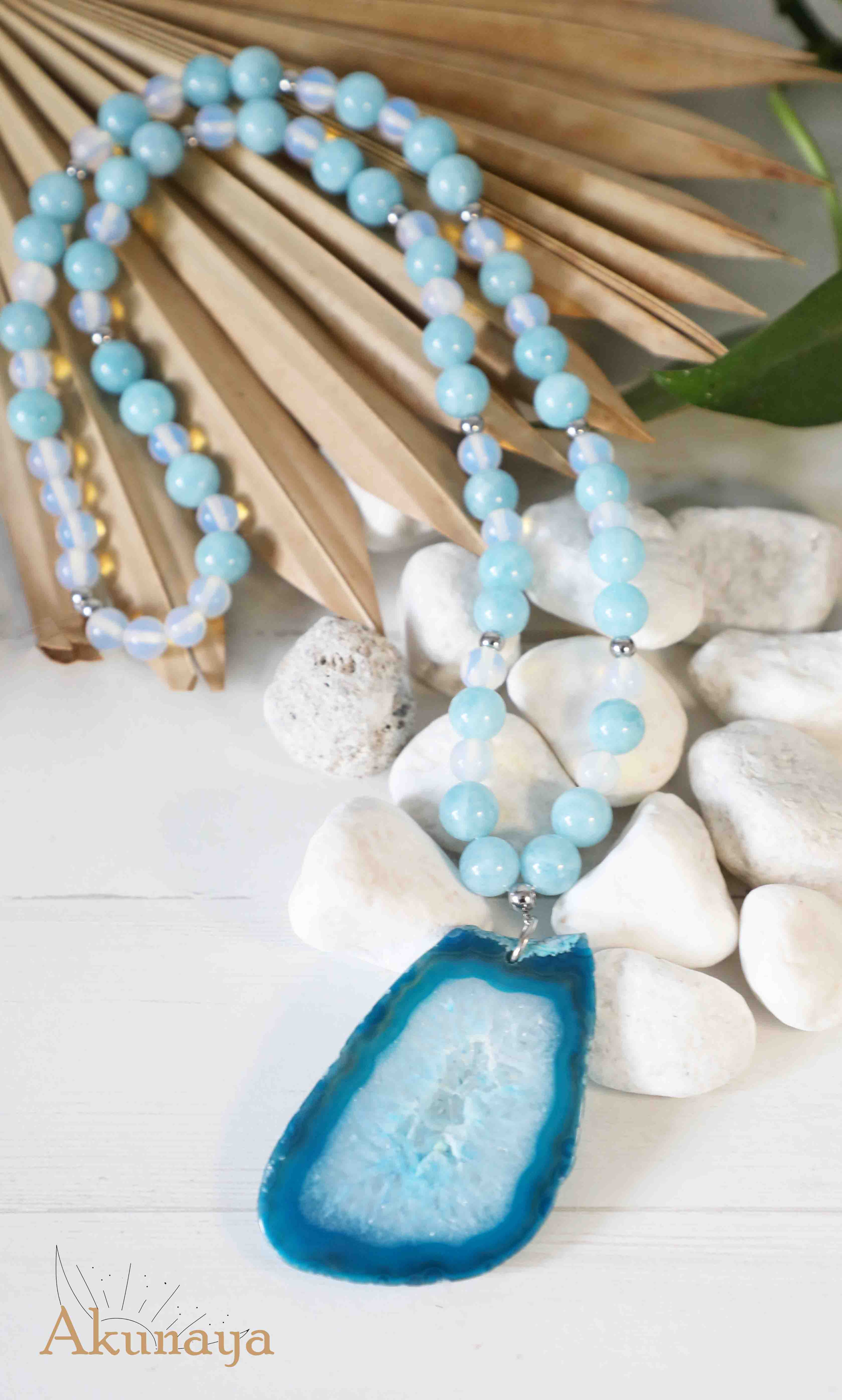 Collar azul con perlas: elegancia acuática
