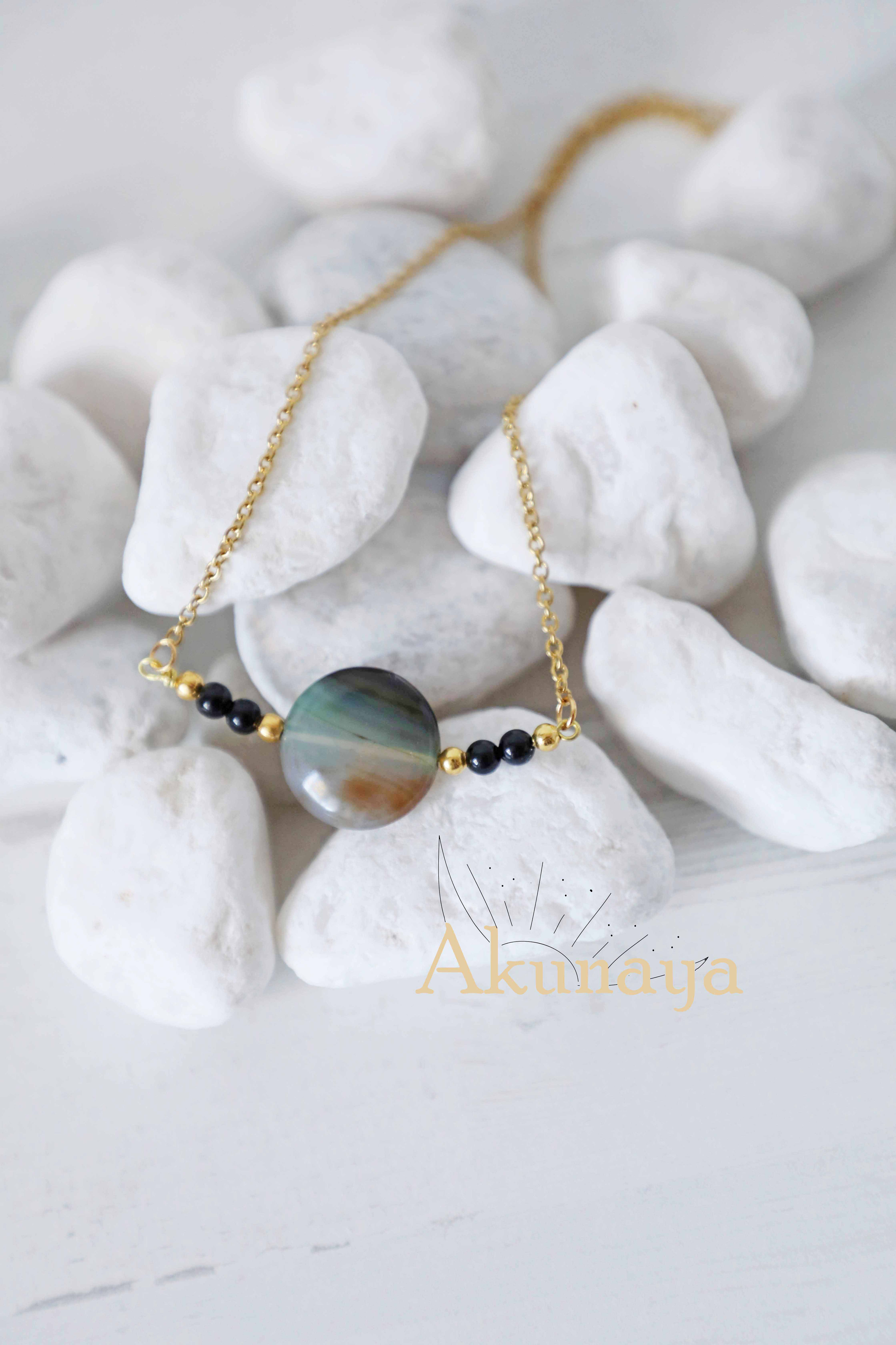 Collar "Zen": cadena dorada, piedra de ágata y ónix.