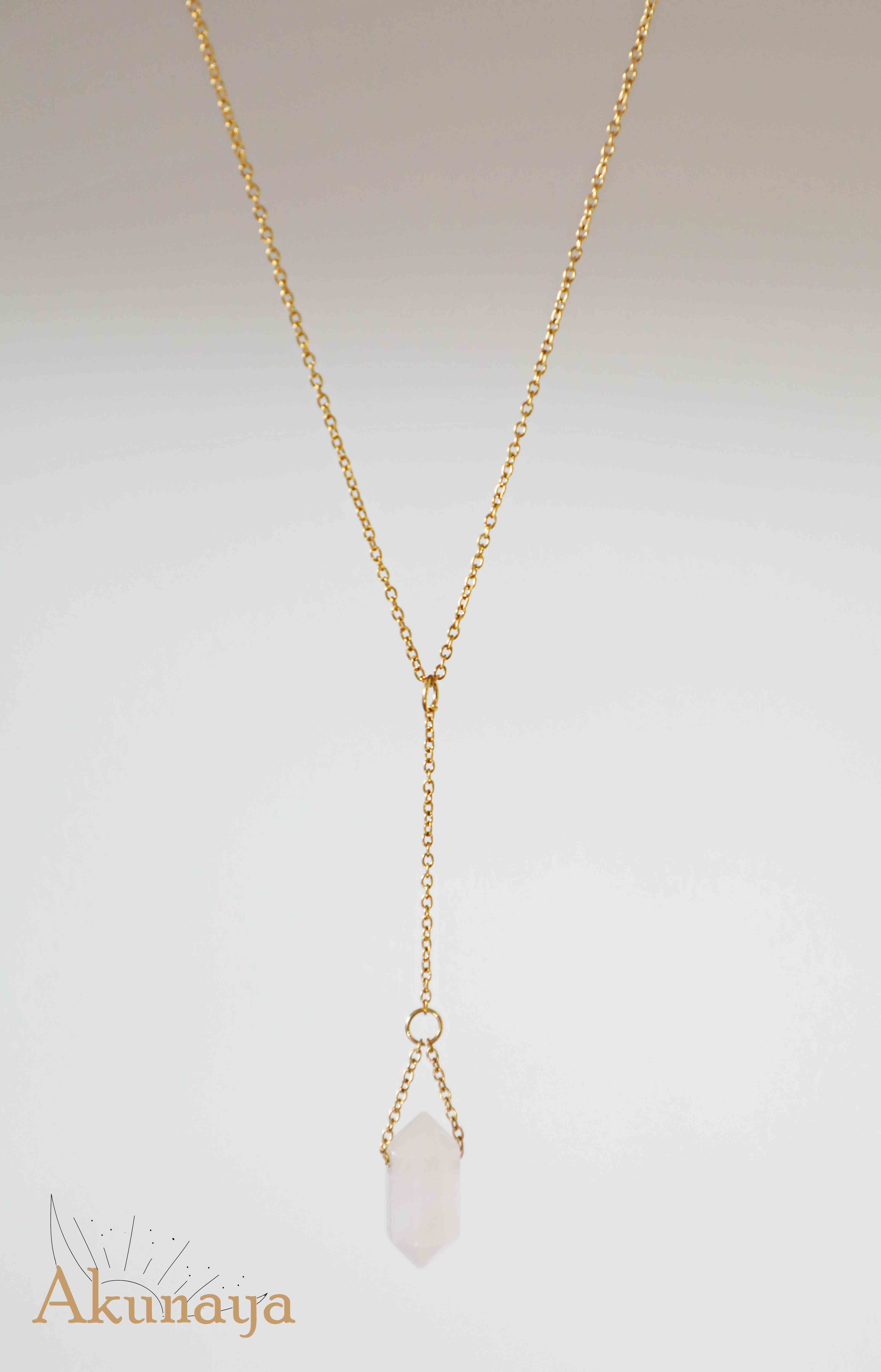 Collar dorado con dije de cuarzo blanco