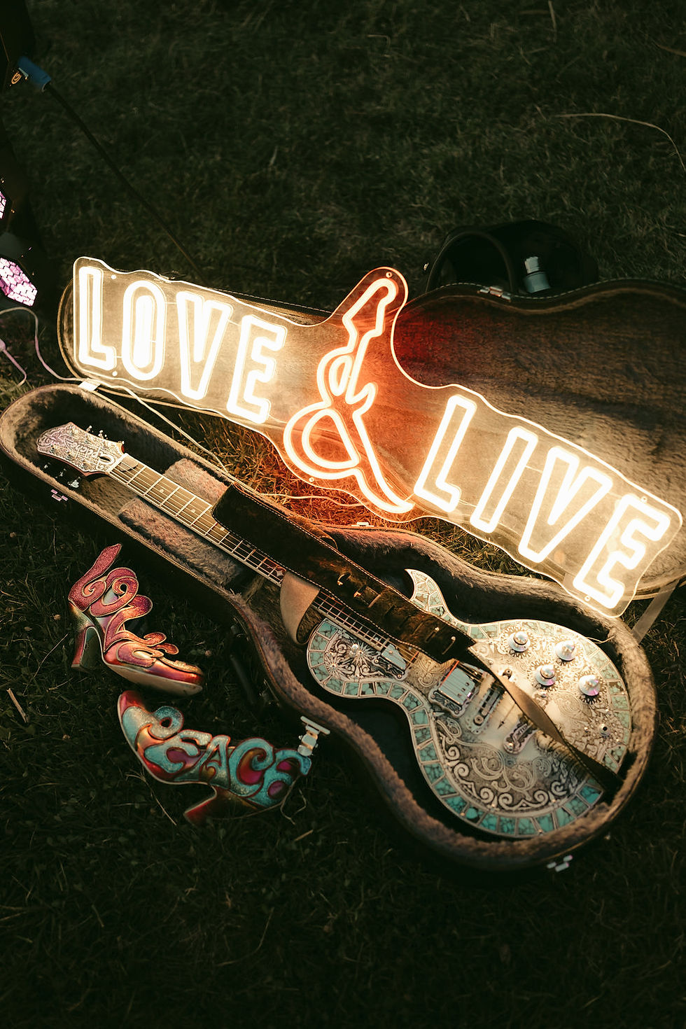 Duo live de Love & Live en pleine performance lors d’un mariage, créant une ambiance magique et élégante pour les mariés et leurs invités.