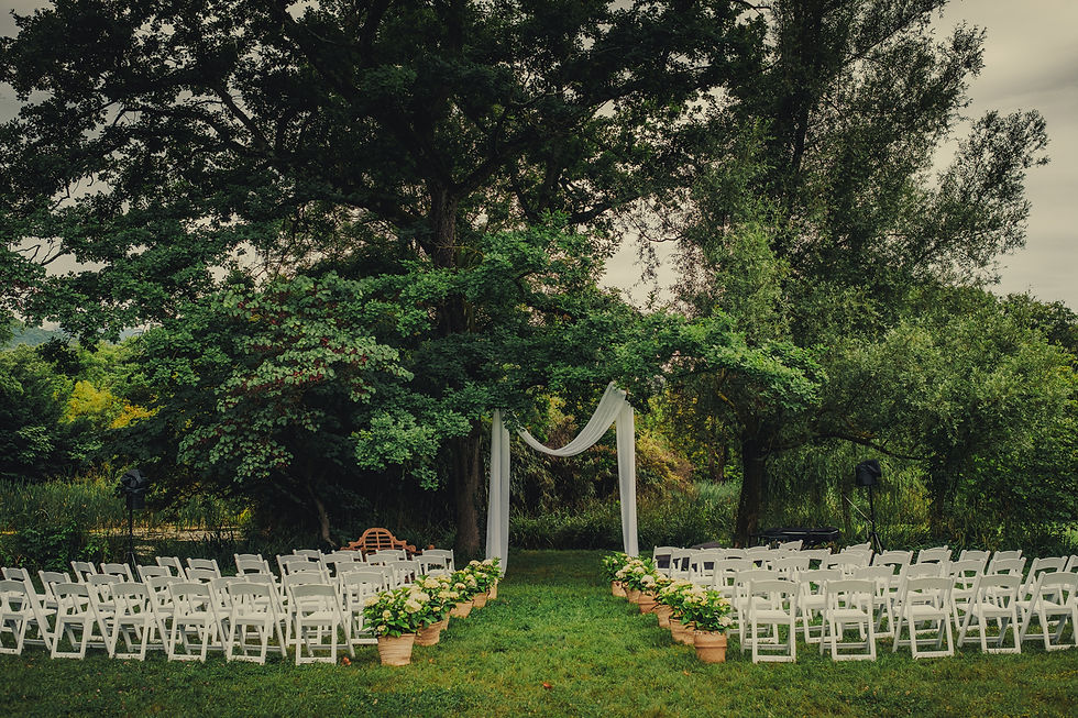 ceremonie laique arche et chaises blanches pour une animation de mariage en musique