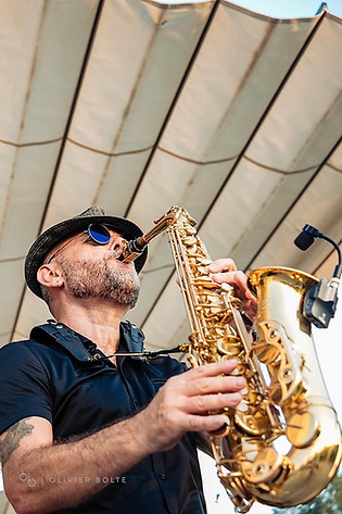 Love & Live – Saxophoniste mariage en live lors d’un cocktail en Drôme