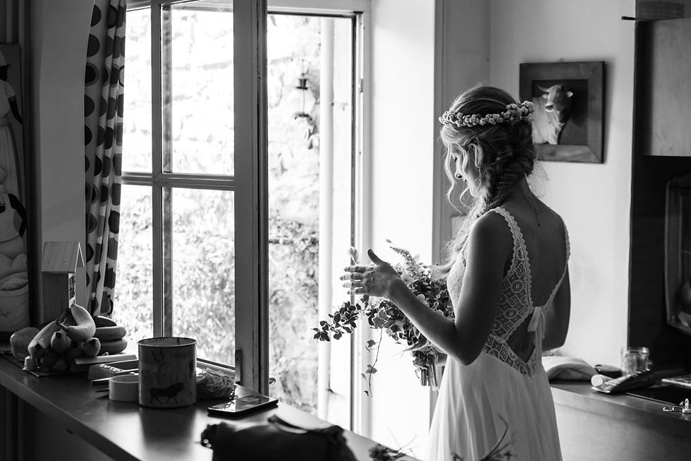 La mariée est prête pour se rendre à la cérémonie civile.
