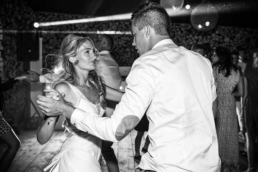 la mariée danse avec son frère lors de la soirée.