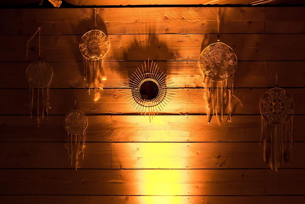 Une super déco nature pour cette salle construite au milieu des champs par le marié lui même aidé de ses amis.
