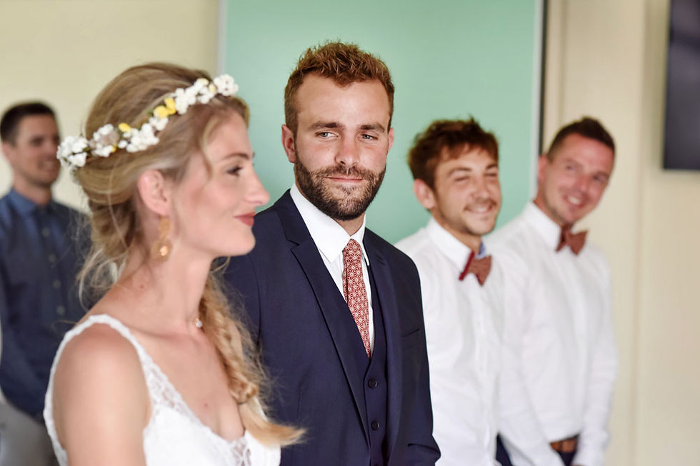 A la mairie, le marié regarde sa future femme avec tendresse et amour.