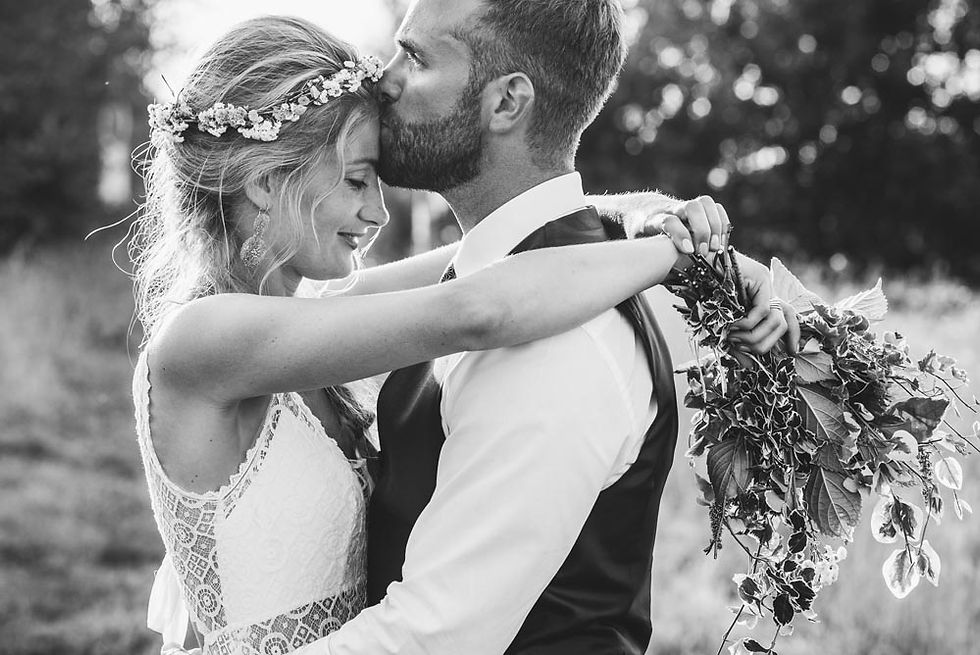 Beaucoup de tendresse et d'amour se dégage de cette photo noit et blanc des mariés