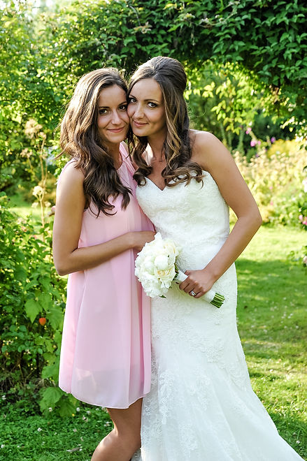 la jolie mariée et sa soeur posent à l'abbaye de Vaucelles