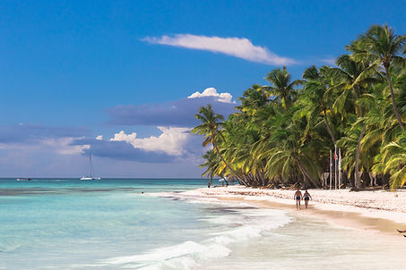 couple-walk-on-tropical-island-beach-wit