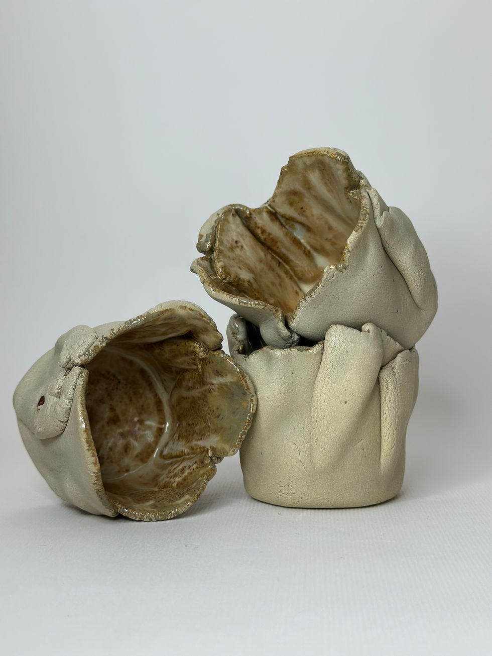 Keramiek potjes met de hand geboetseerd.