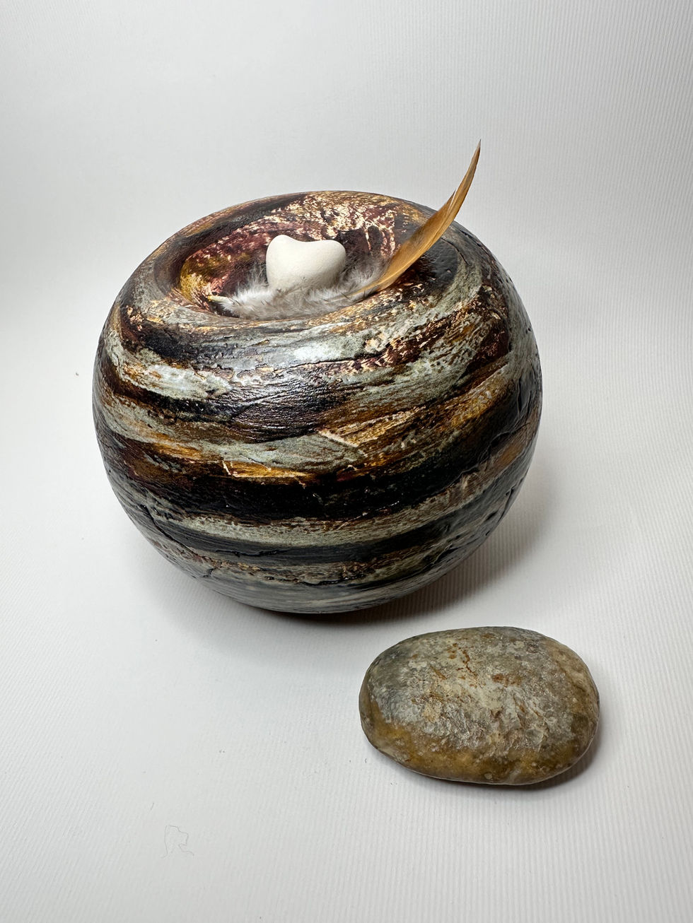 Keramische urn en altaar.