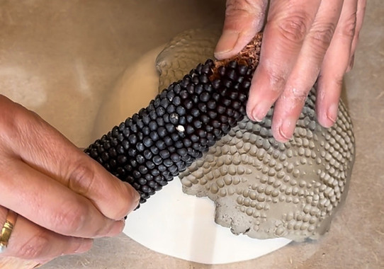 In het keramiek belevingsatelier kzie_kunst van Hanne Vanvoorden kan je workshops en sessies zijn met klei volgen voor volwassenen.