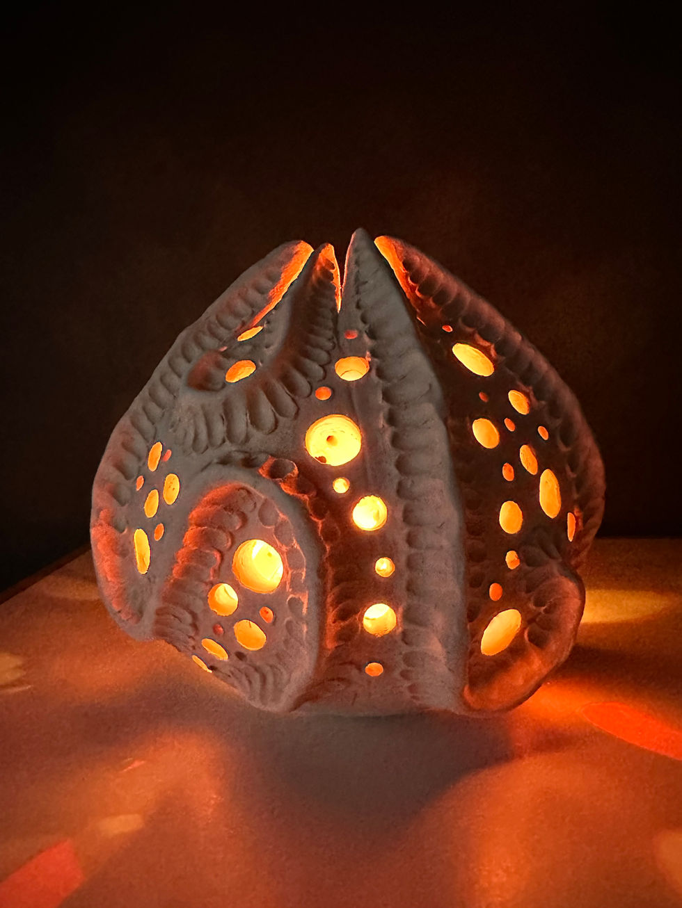Handgemaakt keramisch lichtobject met led strip verlichting, +/- 17cm hoog.